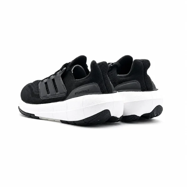 adidas Ultraboost Light 經典黑白雙鞋後跟展示，鞋跟支撐片與白色厚底