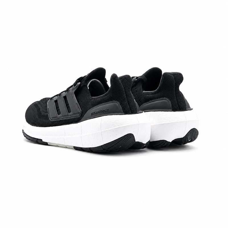 ADIDAS ULTRABOOST LIGHT 黑白色後視