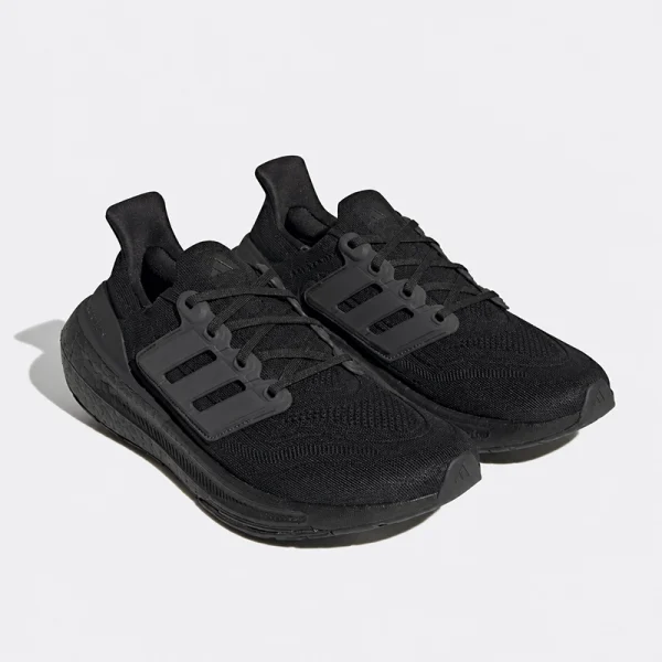 adidas Ultraboost Light 全黑武士慢跑鞋雙鞋斜側展示