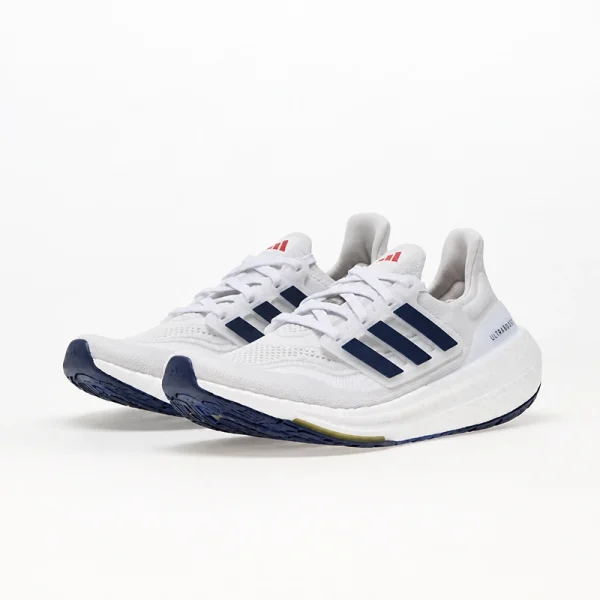 adidas Ultraboost Light 雲白深海藍雙鞋斜側展示